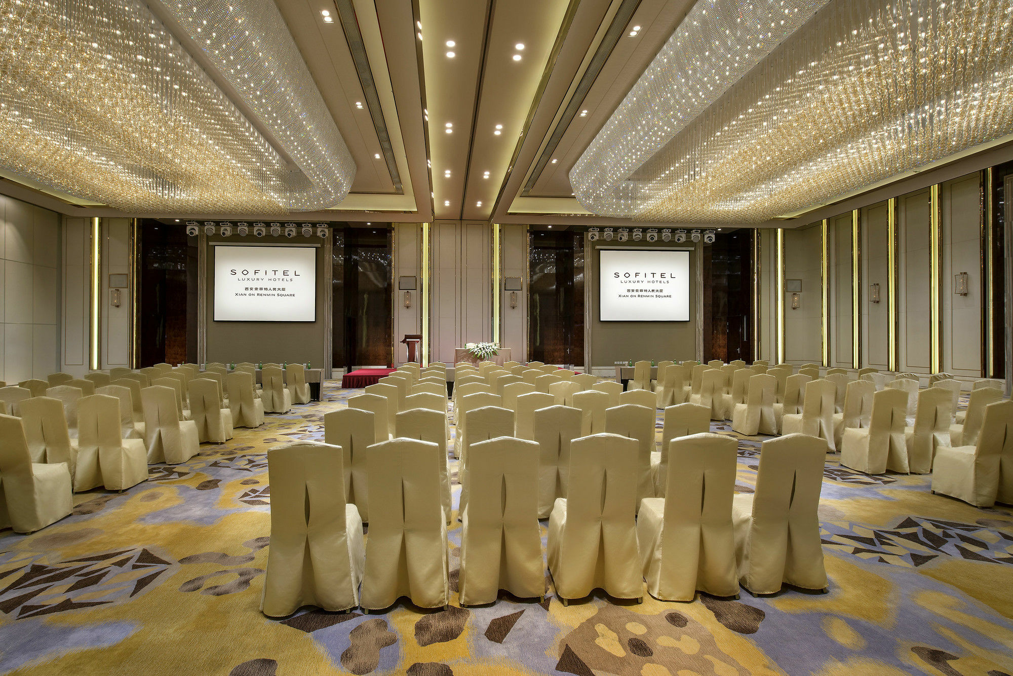 Отель Grand Mercure On Renmin Square 5*